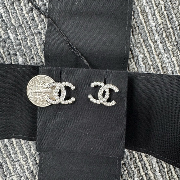 CHANEL CC LOGO STUD EARRINGS WITH PEARLS - Picture 8 of 14
